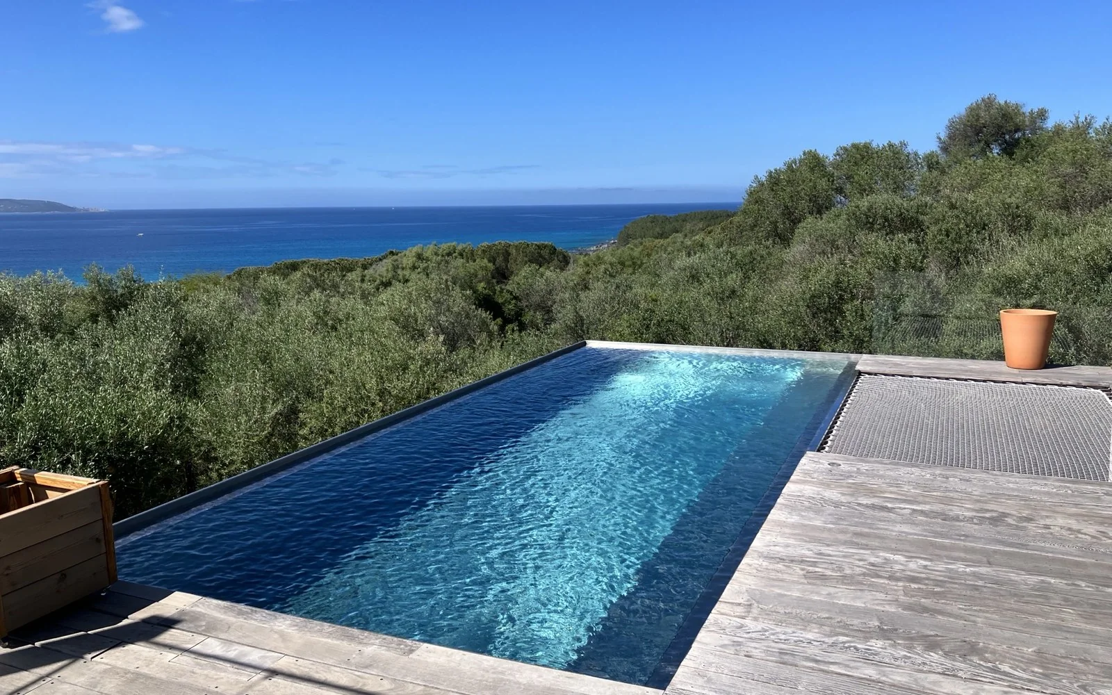 Piscine inox 316L Inoxydream miroir face à la mer